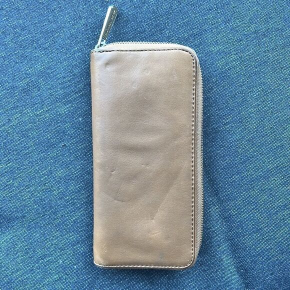 Michael kors wallet tan leather - small imprint in leather (pictured) - Picture 4 of 4